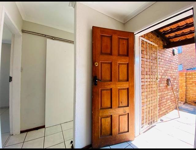 2 BEDROOM TOWNHOUSE FOR SALE IN GROBLERPARK